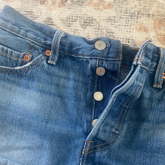 LEVI’S cut off denim shorts - Picture 3 of 4